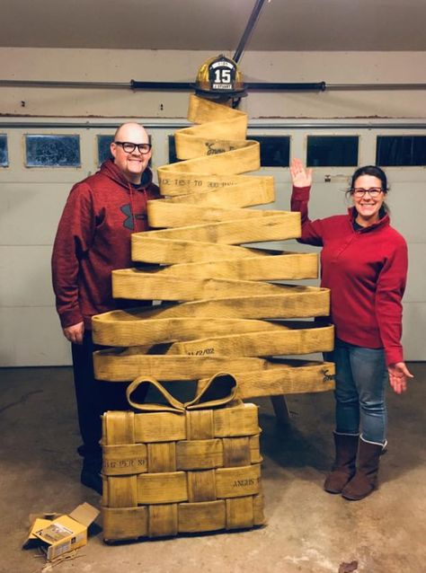 A Christmas tree made out of an old fire hose! So clever! Firefighter Christmas Decorations, Old Fire Hose Ideas Diy, Fireman Christmas Tree, Firefighter Christmas Tree, Firefighter Decorations, Fire House Decor, Fire Hose Projects, Fire Hose Crafts, Fire Department Christmas