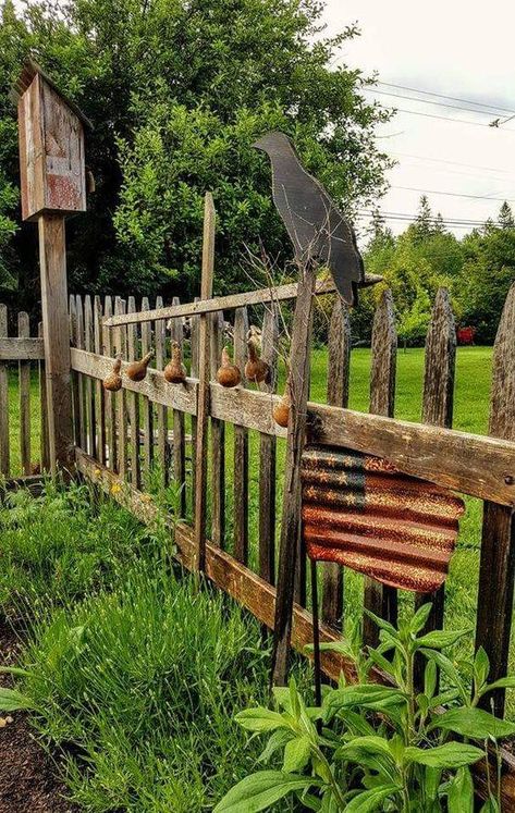 Love this... Primitive Garden Ideas, Country Fences, Rustic Fence, Potager Garden, Garden Junk, Meteor Garden 2018, Front Yard Fence, Grammar School, The Secret Garden