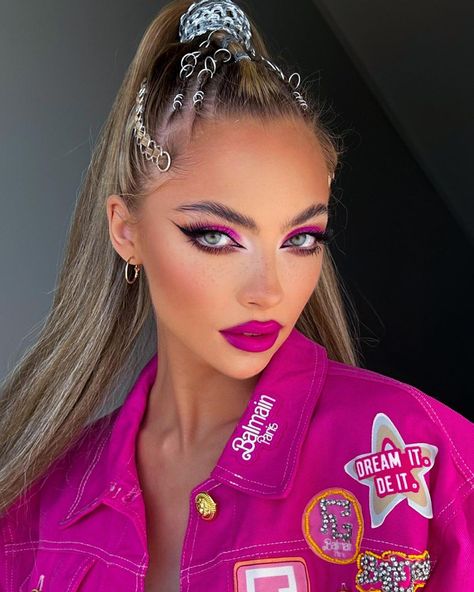 Brunette Hair Cuts, Girls Vibes, Rosa Shocking, Pink Eyeshadow Look, Barbie Halloween, Top Bun, Neon Makeup, Rave Makeup, Barbie Makeup