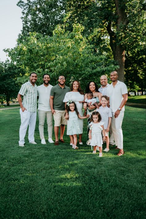 Family Photo Green Color Schemes, Green Family Photos, 2023 Pic, Picture Color Schemes, Family Photo Colors, Extended Family Photos, White Summer Outfits, Summer Family Photos, Family Board