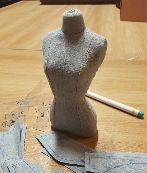 Barbie Dress Form, Diy Mini Dress Form, Mini Dress Form Pattern, Mini Mannequin Diy, Dress Form Mannequin Diy, Miniature Dress Form, Diy Dress Form, Sewing Studio Organization, Mannequin Diy