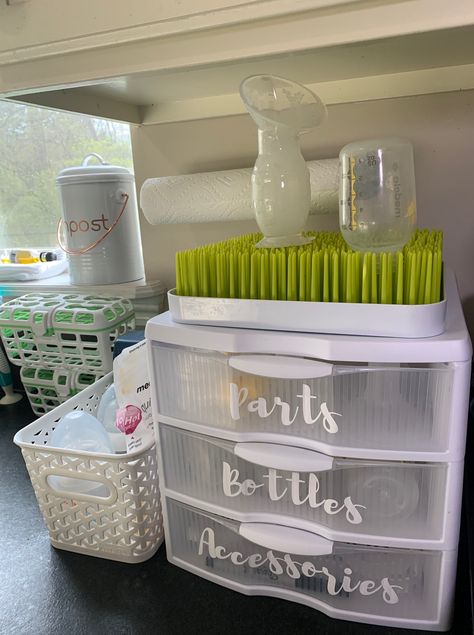 Pump Storage Solution – My Perfect Intent Kitchen Baby Bottle Storage, Formula Storage Ideas, Pump Parts Organization, Pumping Station Organization, Breast Pump Storage Ideas, Baby Formula Station In Kitchen, Baby Medicine Organization, Pacifier Storage Ideas, Paci Storage