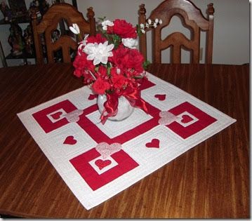 Valentine Table Runner, Quilted Table Runners Christmas, Table Runner Tutorial, Valentine Table, Rag Quilt Patterns, Table Topper Patterns, Table Runner Diy, Heart Quilt Pattern, Quilted Table Runners Patterns