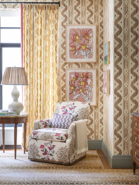 Lisa-Henderson-corner-living-room Bali Hai Wallpaper, Lisa Henderson, Flower Magazine, Bali Hai, Manhattan Apartment, Printed Chair, New York Apartment, Brown Sofa, Reading Corner