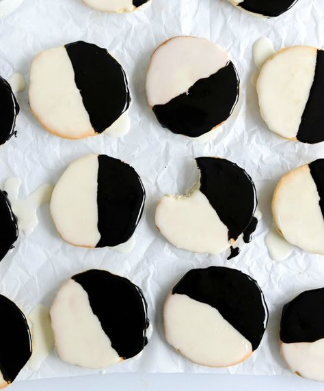 black and white cookie ice cream sandwiches I howsweeteats.com Grapefruit Cookies, Black And White Cookie Recipe, Mini Black And White, White Cookies, Black And White Cookies, Cake Mug, White Cookie, Ice Cream Cookie Sandwich, Crinkle Cookies