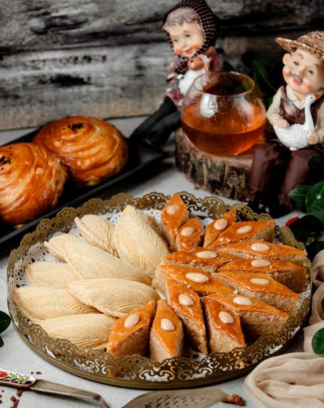 Azerbaijani Food, Novruz Holiday, Azerbaijan Culture, Azerbaijan Food, Man Cooking, Baby Birthday Cakes, Minced Meat, Asian Desserts, Sweet Pastries