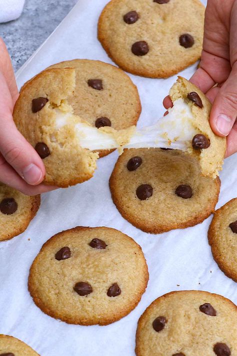 Mochi Chocolate Chip Cookies, Mochi Cookie Recipe, Mochi Chocolate, Mochi Cookies, Mochi Recipes, Stuffed Chocolate Chip Cookies, Japanese Chocolate, Mochi Recipe, Mochi Cake