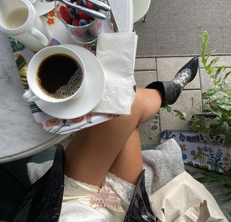 French Aesthetic Fashion, Mia 3, A Cup Of Coffee, Instagram Inspo, City Girl, Insta Photo Ideas, French Girl, Mode Inspiration, Cup Of Coffee