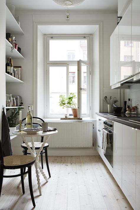 Narrow Kitchen Design, Swedish Apartment, Narrow Kitchen, Classic Kitchen, Kitchen Design Small, Small Space Living, Küchen Design, Apartment Design, Better Homes And Gardens