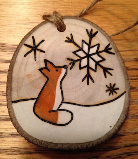 Rustic wood burned hand painted Christmas ornament - natural wood Tre Kunst, Jul Diy, Wood Burn Designs, Decoration Evenementielle, Wood Slice Art, Woodburning Projects, Wood Slice Crafts, Hand Painted Christmas, Wood Burning Crafts