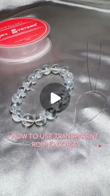 Easy Knots For Bracelets, How To Make Bead Bracelets With Elastic, Elastic Bracelet Ideas, Elastic Bracelet Knot, Elastic Bracelets Diy, Diy Bracelets Tutorials Beads, Kids Bracelets Diy, Bracelet Making Ideas, Cord Bracelet Diy