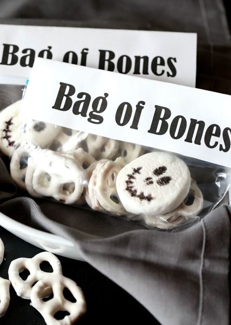 Bag Of Bones Adorable and EASY Halloween Snack Mix is the perfect treat for your kids to hand out to their friends at Halloween. Simple to put together and ADORABLE! #cookiesandcups #halloween #easy #schooltreat #schoolparty #classparty #halloweenparty #snackmix Halloween Candy Favors, Halloween Party Craft, Halloween Punch Recipes, Halloween Snack Mix, Halloween Candy Bar, Laundry Makeover, Thanksgiving Crafts Diy, Fun Halloween Games, Halloween Craft Projects