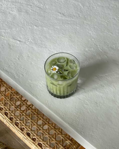 Matcha Drink Ideas, Matcha Background, Iced Matcha Latte Aesthetic, Matcha Latte Aesthetic, Aesthetic Matcha, Matcha Lover, Matcha Aesthetic, Matcha Cafe, Green Mango