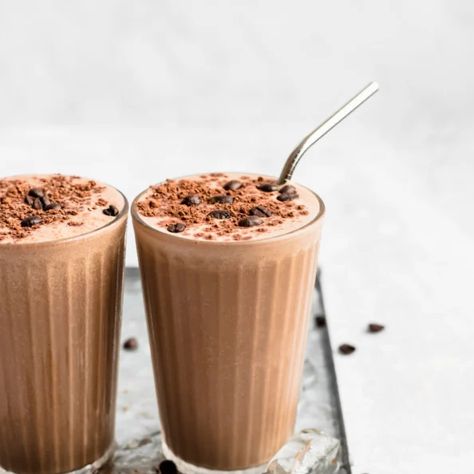 Learn how to make the best coffee smoothie with brewed coffee! This delicious, easy coffee smoothie recipe has a hint of chocolate flavor from cacao powder, a boost of protein from collagen peptides and peanut butter, and makes a great morning pick-me-up or post-workout breakfast.  #coffee #smoothie #smoothierecipe #breakfast #healthybreakfast #healthysnack #postworkout #highprotein Morning Coffee Smoothie, Coffee Smoothie Recipes, Smoothie Protein, Sommer Mad, Resep Smoothie, Sweet Potato Cinnamon, Smoothie King, Protein Smoothies, Ambitious Kitchen