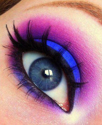 Intense pink and violet. Eyeliner Bleu, 80s Makeup, Drag Make-up, 1980s Style, Blue Eyeliner, Blue Eyeshadow, Festival Makeup, Blue Makeup, Blue Eye Makeup