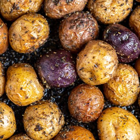 Roasted Baby Potatoes with Rosemary and Thyme - The Genetic Chef Tri Colored Potatoes Recipes, Mini Purple Potatoes Recipe, Small Purple Potatoes Recipe, Multi Colored Potato Recipes, Mini Potato Medley Recipe, Small Multi Colored Potatoes, Roasted Baby Potatoes And Carrots, Roasted Medley Potatoes, Baked Small Red Potatoes In The Oven