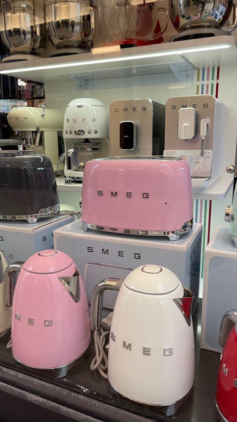 Lottery Manifestation, Pink Smeg, Uni Apartment, Dream Environment, Smeg Kitchen, Smeg Appliances, Fancy Bags, Kitchen Inspo, Pink Room