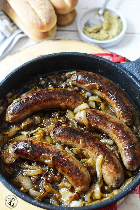 5 bratwurst sausages with onions in a cast iron skillet. Brats On The Stove, Bratwurst Recipes Crockpot, Bratwurst Dinner, Beer Brats Recipe, Cast Iron Skillet Recipes Dinner, Brats Recipes, Family Dinner Recipe, Bratwurst Recipes, Bratwurst Sausage