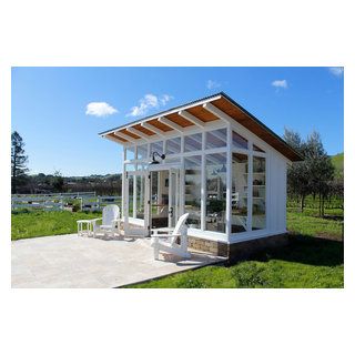 Garden Shack, Outbuilding Ideas, Greenhouse Art, Garden Shed Ideas, Garbage Storage, Tiny Office, Shed Ideas, Studio Shed, Garden Retreat