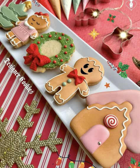 Designer Cookies, Cookie Decorating Icing, Christmas Sugar Cookies Decorated, Gingerbread Cookies Decorated, Christmas Food Treats, Gingerbread Crafts, Xmas Cake, Fondant Cookies, Fancy Cookies