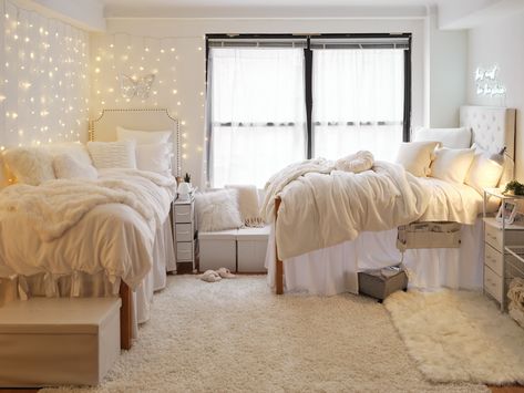 Cream Dorm Room Aesthetic, Nice Dorm Room, Neutral Tone Dorm Room, Cute Dorm Rooms Minimalist, Tan And White Dorm Room, French Dorm Room Aesthetic, Neutral Dorm Room Decor, Flower Dorm Decor, Vanilla Room Aesthetic Bedroom