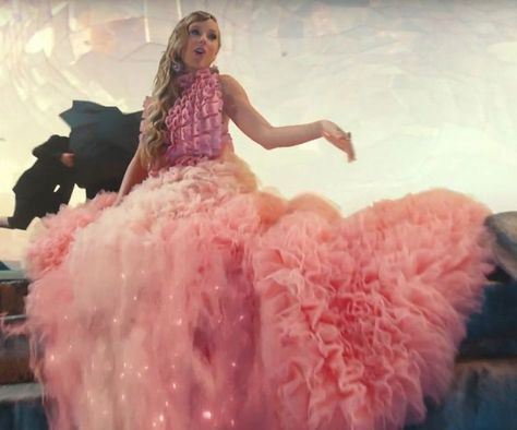 Taylor Swift ME! outfit 3 Taylor Swift Me, Taylor Swift Pink, Video Dress, Me Music Video, Hollywood Curls, Taylor Swift Music Videos, Taylor Swift Music, Video Pink, Taylor Swift Outfits