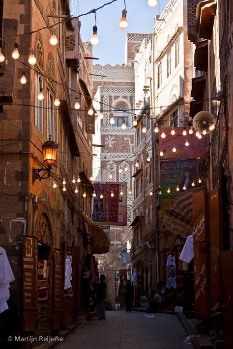 Middle East Aesthetic, Yemen Architecture, Sanaa Yemen, Arabian Nights Aesthetic, Middle East Culture, Narrow Street, East Street, Arab Culture, Lightbulbs