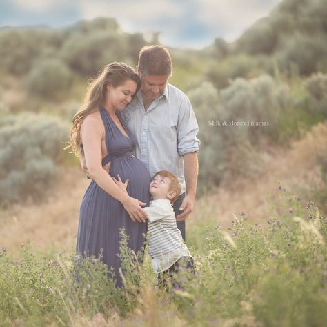 2nd Baby Maternity Photo Shoot, Maternity Photo Shoot Ideas With Toddler, Maternity Photography With Toddler, Maternity Photos With Toddler, Family Pregnancy Photoshoot, Maternity Picture Outfits, Family Maternity Pictures, Maternity Photography Family, Maternity Photography Poses Outdoors