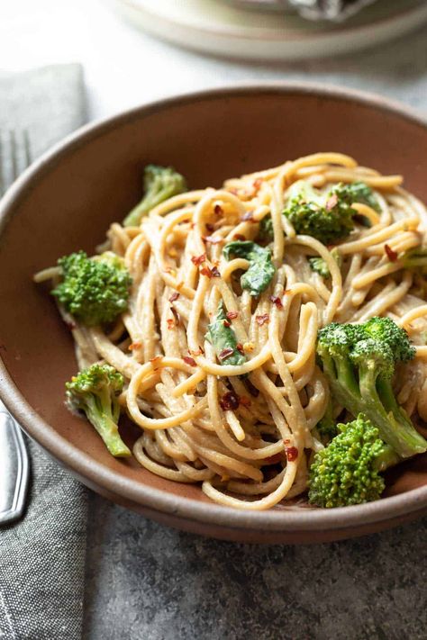 Tahini Rice Noodles, Tahini Soba Noodles, Tahini Noodles Recipe, Tahini Recipe Ideas, Veggie Noodle Recipes, Tahini Noodles, Presto Pasta, Tahini Recipes, Vegan Pastas