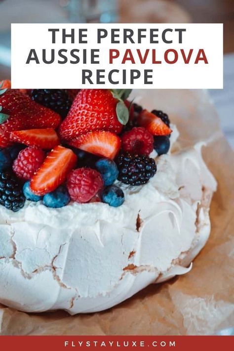 Pavola Desserts, Pavlova Decoration, Christmas Pavlova Recipe, Easy Pavlova Recipe, Pavlova Christmas, Best Pavlova, Pavlova Photography, Australian Pavlova Recipe, Classic Pavlova Recipe