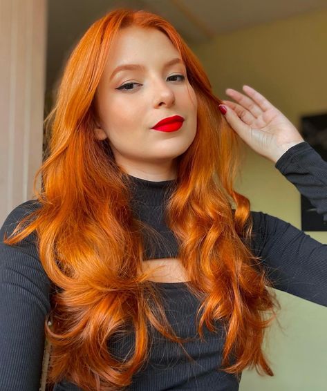 To amando esse tom de ruivo com a luz do sol fica bem puxado pro laranjinha. 🧡 Tinta: Yamá 8.4 com ox de 30 Tonalizante Laranja Niraj… Red Hair Looks, Body Wave Hair Extensions, Red Haired Beauty, Ginger Hair Color, Quick Weave Hairstyles, Long Red Hair, Auburn Hair, Body Wave Hair, Red Hair Color