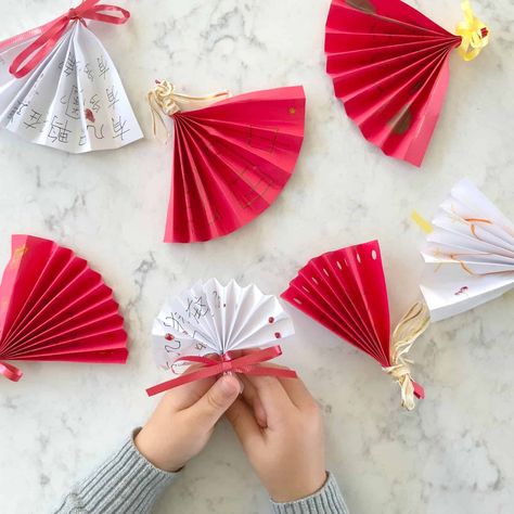 Easy DIY Chinese Hand Fan Craft for Kids • Chalk Academy Chinese New Year Art, News Years Crafts For Kids, Chinese Christmas, Chinese New Year Crafts For Kids, Chinese New Year Activities, New Year Diy, Chinese Crafts, Cultural Crafts, Chinese New Year Crafts