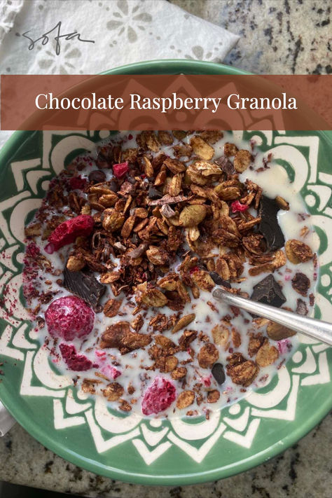 bowl of chocolate granola with pieces of chocolate and chunks of dehydrated raspberries. Dehydrated Granola, Olive Oil Granola Recipe, Dehydrated Raspberries, Raspberry Granola, Granola Recipe Homemade, Baked Granola, Raw Pumpkin Seeds, Toast In The Oven, Cacao Nibs