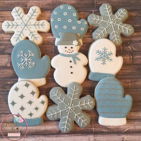 Winter Cookies Decorated, Christmas Sugar Cookies Decorated, Cute Christmas Cookies, Royal Iced Cookies, Holiday Cookies Christmas, Iced Sugar Cookies, Winter Cookie, Festive Cookies, Sugar Cookie Designs