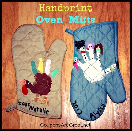 Gift Idea: Handprint Oven Mitts. Turkeys and snowmen make great handprints and wonderful present. #thanksgiving #christmas #crafts Turkey Handprint, Thanksgiving Art, Thanksgiving Crafts For Kids, Thanksgiving Fun, 12 December, Cadeau Diy, Handprint Art, Oven Mitt, Homemade Christmas Gifts