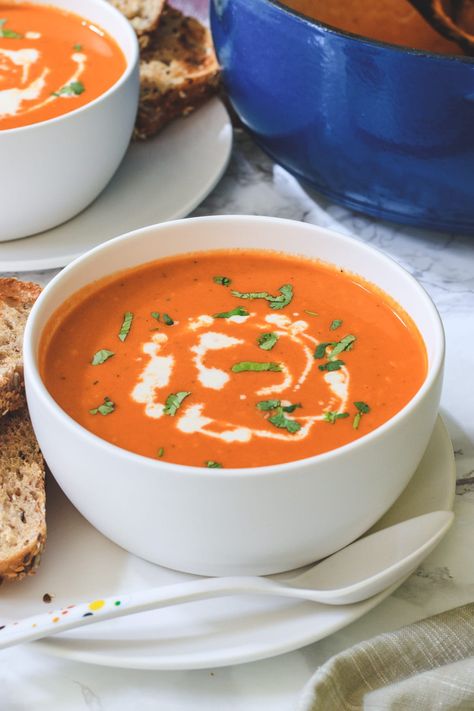 This creamy roasted red pepper soup with smokey gouda is intensely flavorful with a hint of smokey taste in the background. Vgs Recipes, Red Pepper Soup Recipe, Soup Recipes Uk, Roasted Pepper Soup, Veg Dinner Recipes, Pepper Soup Recipe, Homemade Tomato Soup Recipe, Chilli Recipe, Roasted Red Pepper Soup