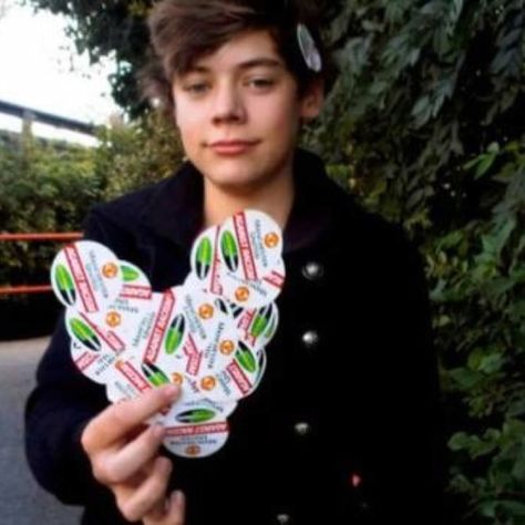 Young Harry with some stickers...i think... Young Harry Styles, Harry Styles Wallpaper, Harry Styles Pictures, Family Show, Harry Styles Photos, Mr Style, I Love One Direction, Harry Edward Styles, Edward Styles