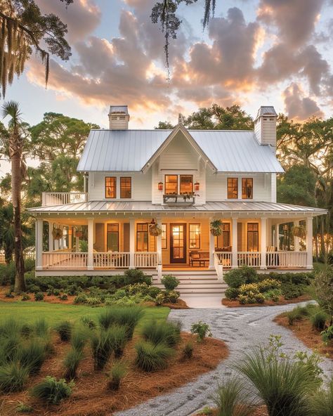 Tour this Carolina coastal farmhouse with warparound porch. The interior is gorgeous Bloxburg Styles, Estilo Farmhouse, White Modern Farmhouse, Large Farmhouse, Dream Farmhouse, Farmhouse Architecture, Barn Style House Plans, House Dream, Dream Life House