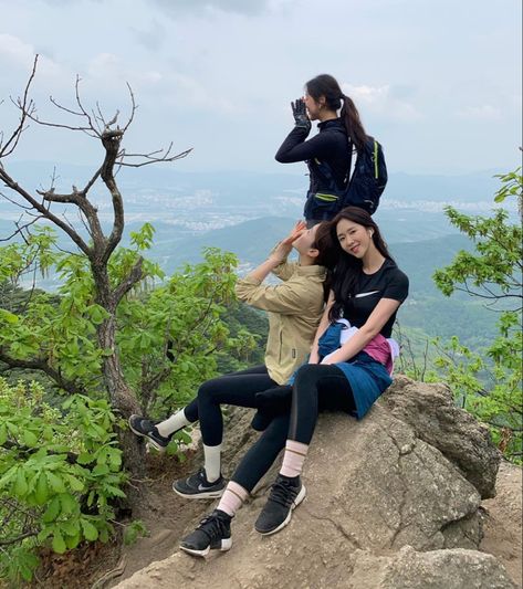 Trekking With Friends, Ootd Hiking, Hiking Poses, Trekking Outfit Women, Trekking Outfit, Hiking With Friends, Group Picture Poses, Stylish Pic, Basic Photo Editing