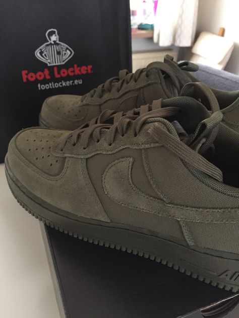 Nike Air Force 1 Medium Olive Zapatillas Air, Jordans Girls, Swag Shoes, Dressed To Kill, Gym Shoes, Nike Air Force 1, Military Green, Nike Air Force Sneaker, Air Force 1