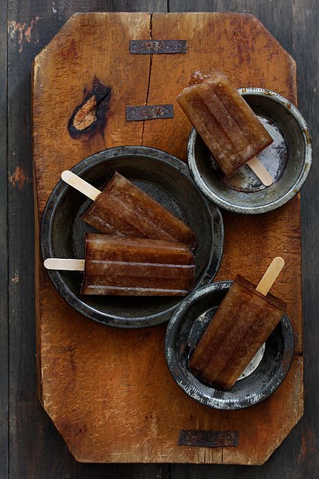 Dirty Pirate Popsicles - Coke, Captain Morgan spiced rum and Kahlua. Captain Morgan Spiced Rum, Dessert Shots, Desserts Vegan, Captain Morgan, Jello Shots, Think Food, Snacks Für Party, Spiced Rum, Frozen Desserts