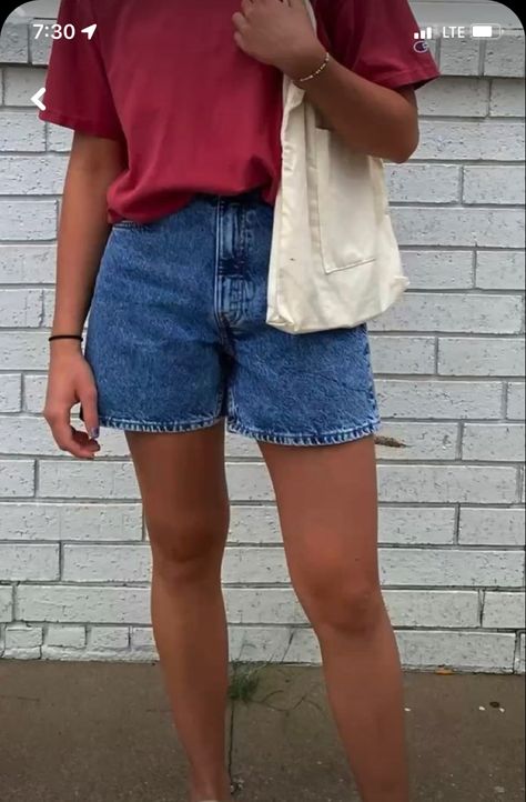 90s Denim Shirt Outfit, Outfits With Long Jean Shorts, Summer Basics Outfits, Relaxed Denim Shorts Outfit, Wide Leg Jean Shorts, Long Jean Shorts Outfit Summer, Jeans Shorts Aesthetic, 90s Short Outfits, Mom Shorts Outfits