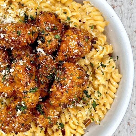 Crispy Hot Honey Chicken Pasta - Diana's Delish Dishes Honey Garlic Chicken Pasta, Hot Honey Chicken Pasta, Hot Honey Pasta, Hot Honey Pasta Salad, Honey Chicken Pasta, Crispy Chicken Pasta, Pasta With Crispy Chicken, Fried Chicken Pasta, Honey Barbeque Chicken