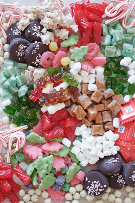 Sweets Board Christmas, Candy Christmas Board, Christmas Candy Board, Christmas Candy Charcuterie Board, Cookie Charcuterie, Candy Boards, Candy Charcuterie Board, Candy Charcuterie, Sweet Board