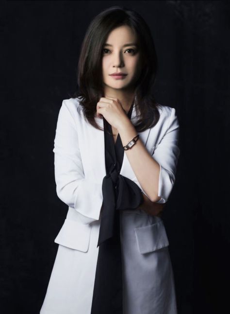 AGELESS SOUL - Vicki Zhao / 赵薇 (Zhao Wei) - VICKI ZHAO (ZHAO WEI) FOR JAEGER-LECOULTRE’S... Corporate Headshot Poses, Profesional Photography, Business Headshots Women, Zhao Wei, Foto Doctor, Business Portraits Woman, Id Photos, Professional Headshots Women, Business Portrait Photography