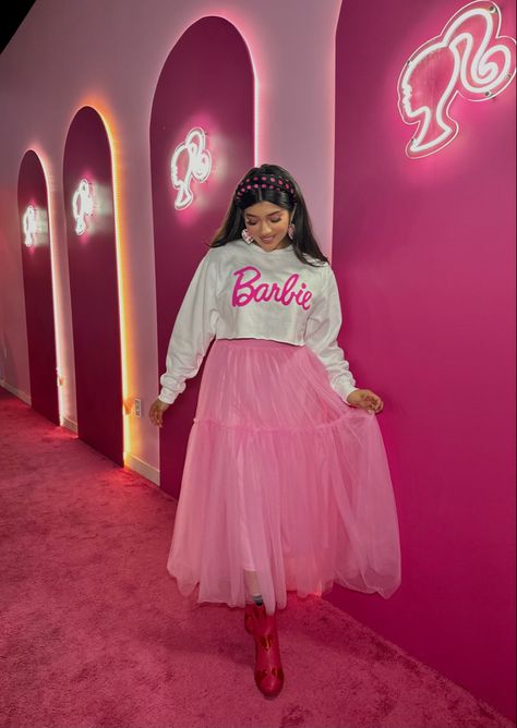 Barbie Outfit Plus Size, Modest Barbie Outfit, Barbiecore Outfit Plus Size, Barbie Experience, Barbie Outfits Ideas, Barbie Ootd, Barbie Movie Outfits, Barbie Lifestyle, Barbiecore Outfit