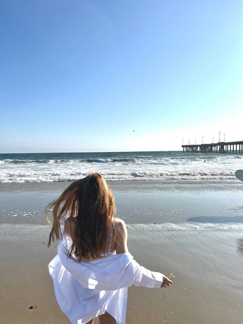 Easy Beach Photoshoot Ideas, Conservative Beach Poses, Modest Beach Photoshoot, Modest Beach Pictures, Swim Cover Up Outfit, Coverup Outfit, Candid Photoshoot, Charleston Beach, Vacay Pics