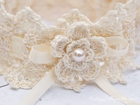 Easy, free wedding garter crochet pattern for the bride. Crochet Garter, Fingerless Gloves Crochet, Wedding Crochet, Crochet Puff Flower, Bridal Garter Lace, Gloves Crochet, Bridal Garters, Fingerless Gloves Crochet Pattern, Wedding Garter Lace