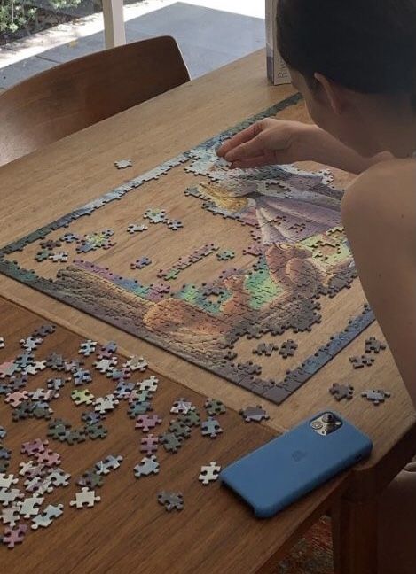 Hobbie Aethstetic, Doing Puzzles Aesthetic, New Hobby Aesthetic, Jigsaw Puzzle Aesthetic, Cute Hobbies, Puzzle Aesthetic, Bridgerton Hair, Aesthetic Hobby, Room Decor Winter