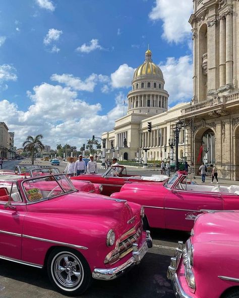 📍Havana, Cuba 🇨🇺 Havana Cars, Cuba Culture, Cuba Vacation, Viva Cuba, Cuban Culture, Havana Cuba, Hispanic Heritage, Disney World Trip, Bora Bora